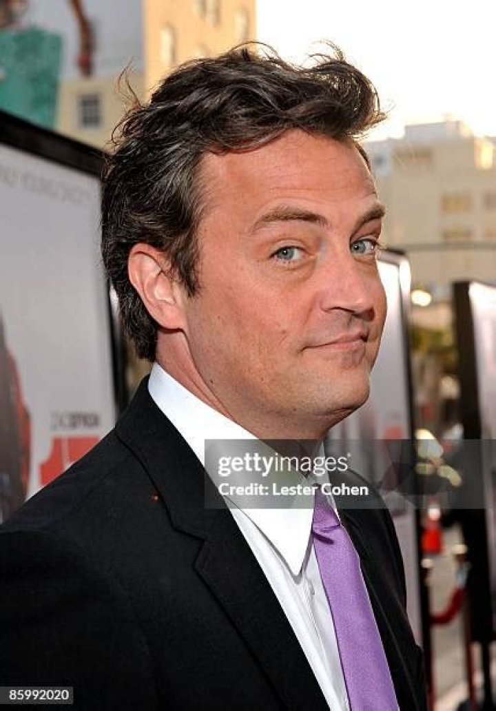 Actor Matthew Perry arrives at the 9th Annual Dinner Benefiting the Lili Claire Foundation at the Beverly Hilton Hotel on October 14, 2006 in Bever...