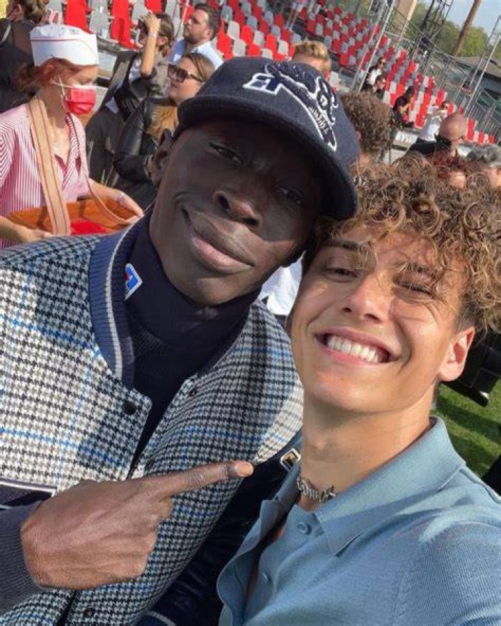 Bene Schulz (right) taking a selfie with Khaby Lame (left) who is pointing a finger at Schulz.