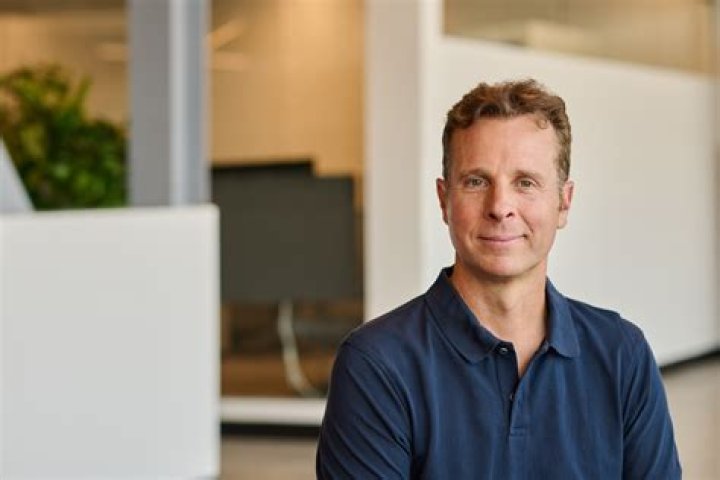 Jamie Siminoff during a start-up pitch of PhoneTag.